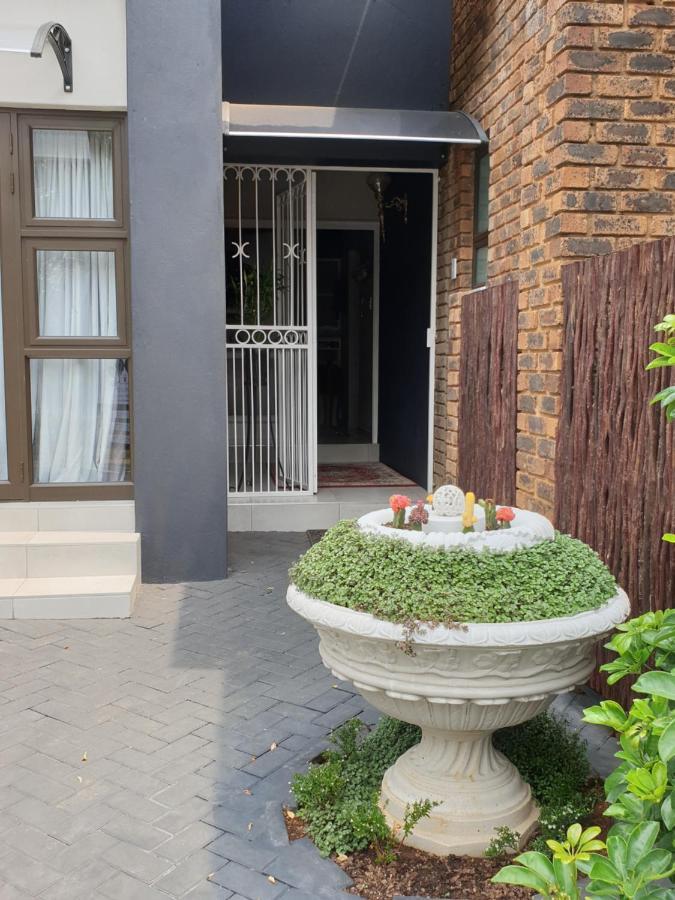 House Mulberry Guesthouse Pretoria-Noord Exterior foto